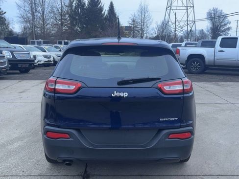 Used 2016 Jeep Cherokee Sport image 4