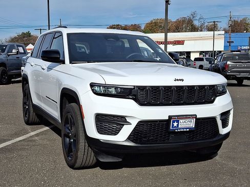 Used 2023 Jeep Grand Cherokee Altitude AWD/4WD image 2