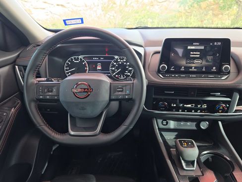 Used 2025 Nissan Rogue SV AWD/4WD image 39