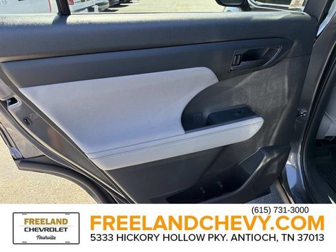 Used 2024 Toyota Highlander LE AWD/4WD image 16
