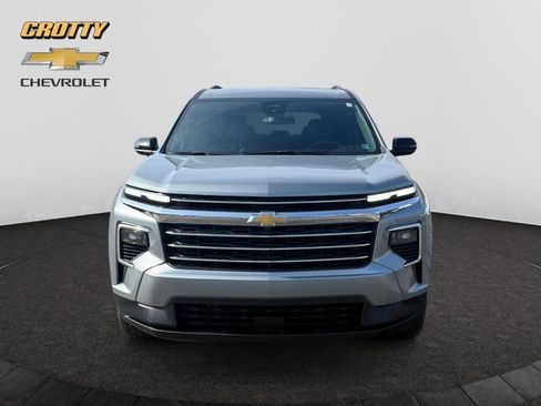 Used 2025 Chevrolet Traverse LT image 8