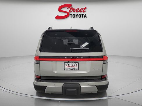 Used 2024 Lexus GX 550 AWD/4WD image 3