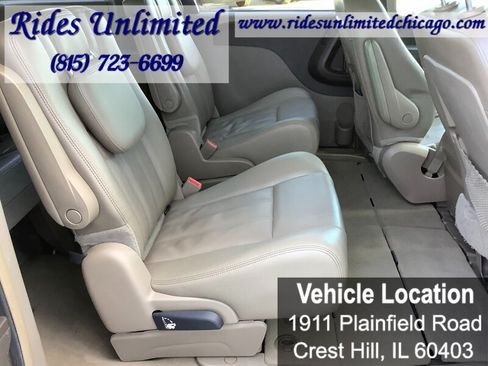 Used 2014 Chrysler Town & Country Touring FWD image 30
