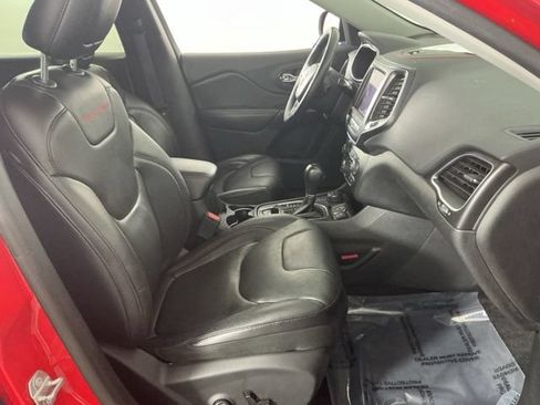 Used 2019 Jeep Cherokee Trailhawk AWD/4WD image 15