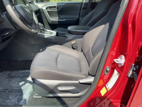 Used 2021 Toyota RAV4 LE FWD image 18