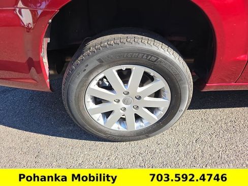 Used 2013 Chrysler Town & Country Touring image 31