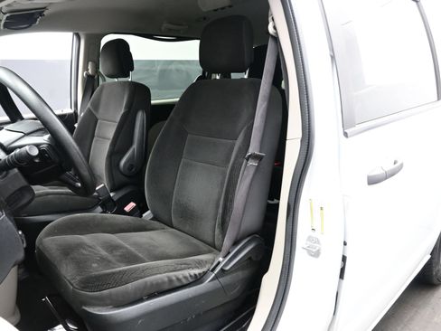 Used 2019 Dodge Grand Caravan SE w/ UConnect Hands-Free Group FWD image 10