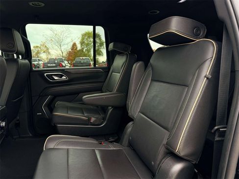 Used 2022 GMC Yukon XL SLT w/ SLT Luxury Package image 9