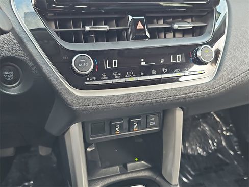 Used 2024 Toyota Corolla Cross XLE image 23