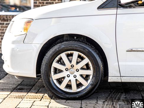 Used 2015 Chrysler Town & Country Touring image 8
