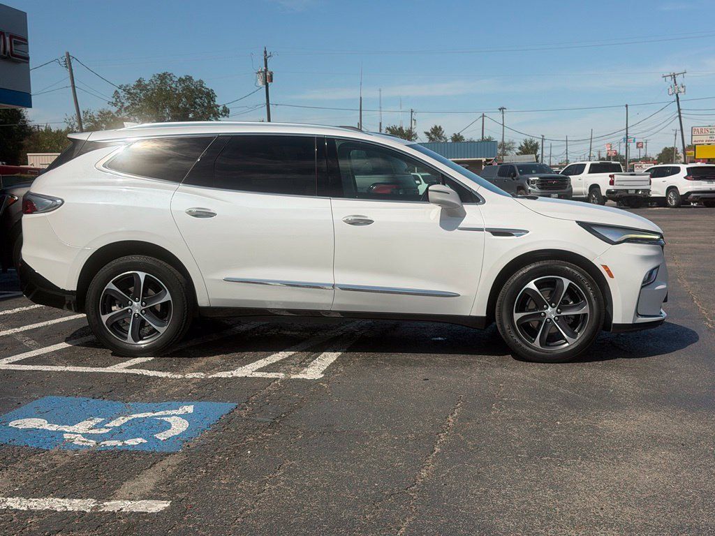 Used 2022 Buick Enclave Essence w/ Sport Touring Edition FWD image 4