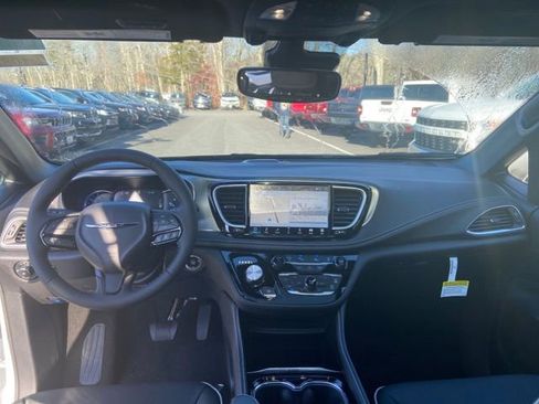 New 2023 Chrysler Pacifica Limited w/ S Appearance Package FWD image 9