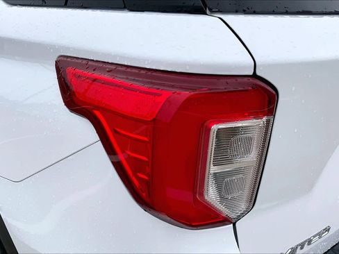Used 2021 Ford Explorer Limited w/ Equipment Group 301A AWD/4WD image 28