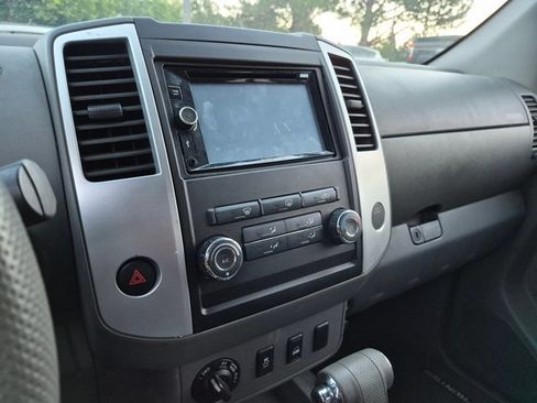 Used 2012 Nissan Frontier SV w/ SV Premium Utility Pkg AWD/4WD image 8