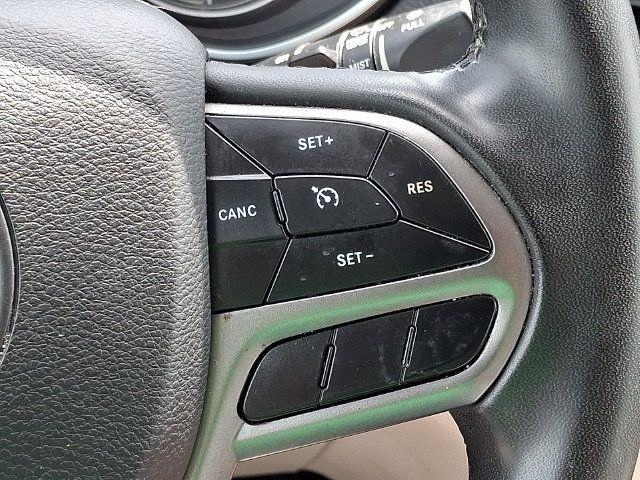 Used 2020 Jeep Cherokee Latitude Plus AWD/4WD image 38