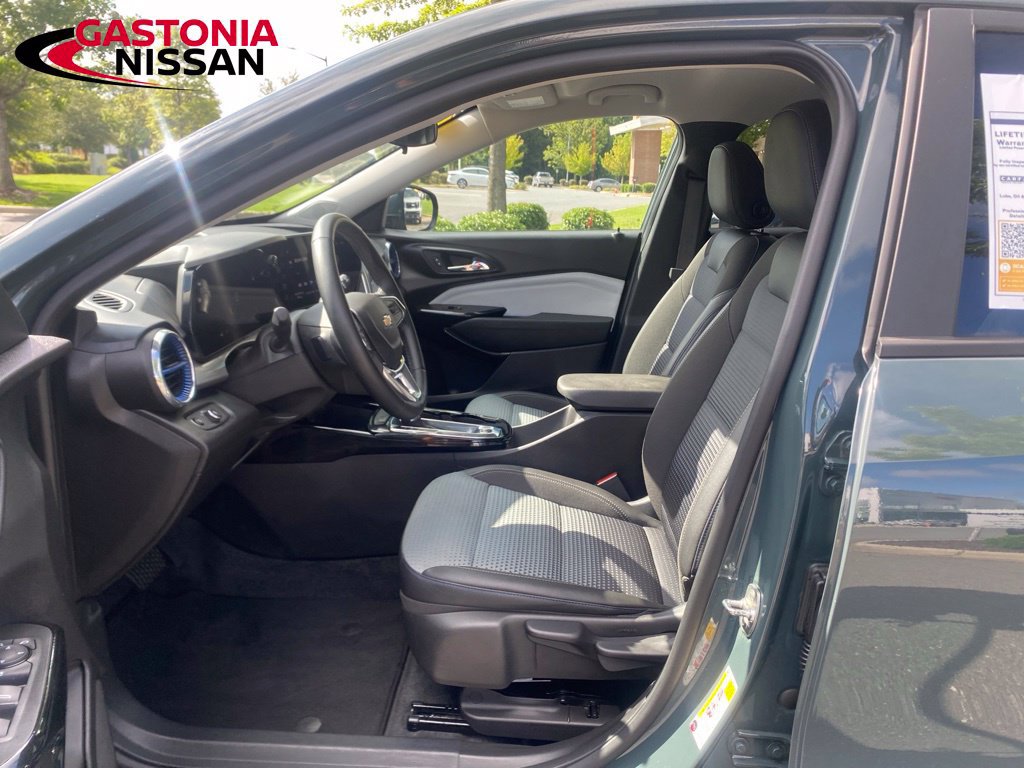 Used 2025 Chevrolet Trax LT w/ LT Convenience Package FWD image 19
