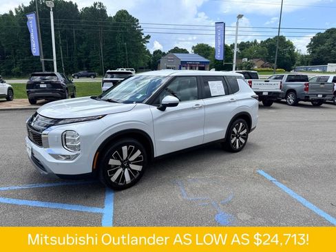 Used 2025 Mitsubishi Outlander SE AWD/4WD image 2