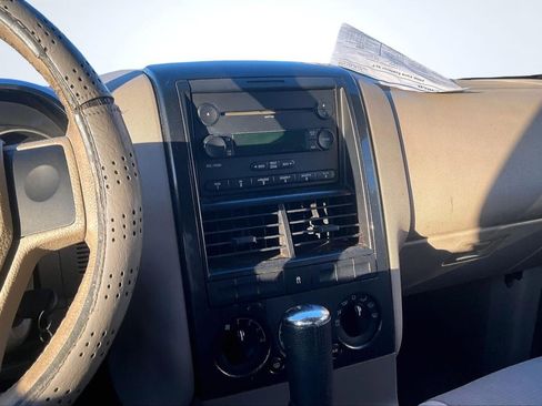Used 2006 Ford Explorer XLT image 6