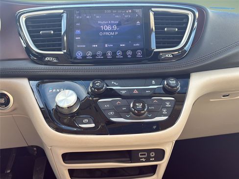 Used 2017 Chrysler Pacifica Limited image 22