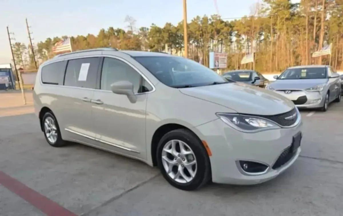 Used 2020 Chrysler Pacifica Touring-L Plus w/ Tire & Wheel Group FWD image 36