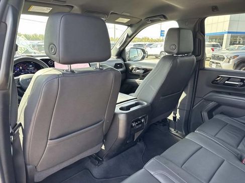 Used 2025 Chevrolet Suburban Z71 image 37