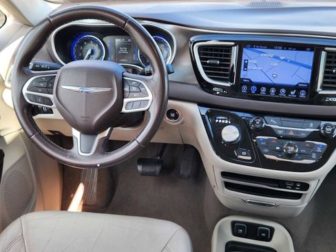 Used 2017 Chrysler Pacifica Touring-L image 25