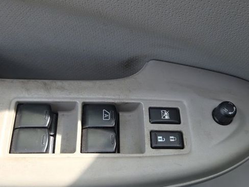 Used 2014 Nissan Quest S image 18