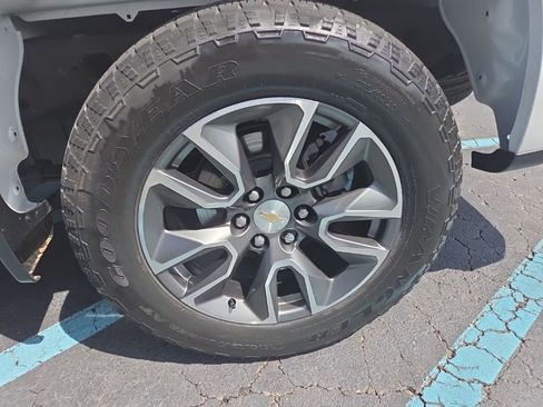Used 2023 Chevrolet Silverado 1500 LT AWD/4WD image 4