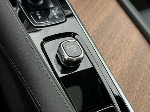 Certified 2025 Volvo XC90 T8 Plus w/ Protection Package Premier image 22