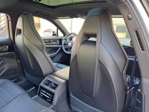 Used 2025 Porsche Panamera w/ Premium Package RWD image 39