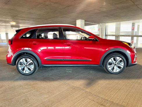 Used 2022 Kia Niro EX image 3
