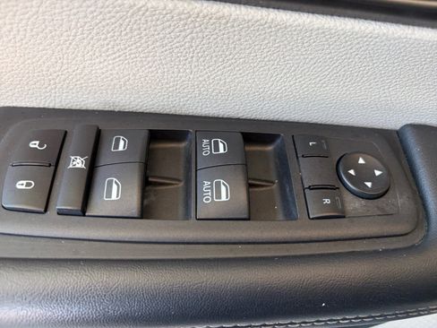 Used 2023 Chrysler Pacifica Touring-L FWD image 17