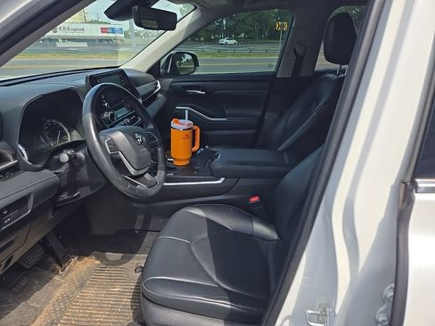 Used 2022 Toyota Highlander XLE FWD image 13