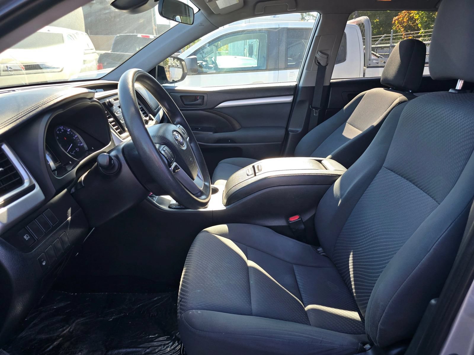 Used 2019 Toyota Highlander LE FWD image 19