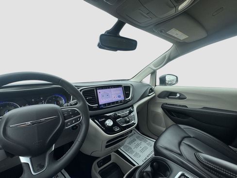 Used 2023 Chrysler Pacifica Touring-L FWD image 23