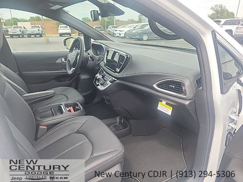 New 2027 Chrysler Pacifica Select FWD image 25