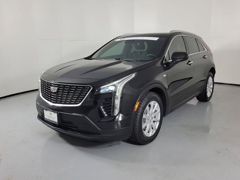 Certified 2023 Cadillac XT4 Luxury w/ Cold Weather Package FWD image 2