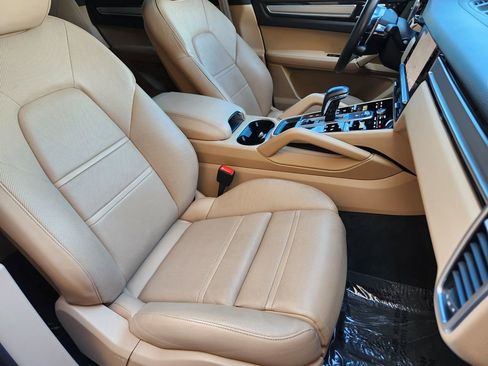 Used 2023 Porsche Cayenne Platinum Edition image 13