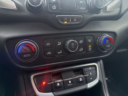 Used 2024 GMC Terrain SLT image 29