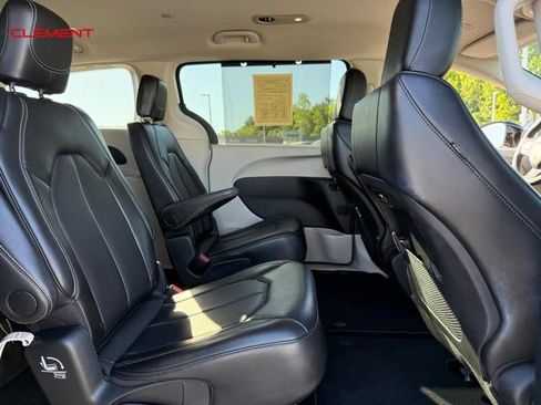 Used 2024 Chrysler Pacifica Touring-L FWD image 12