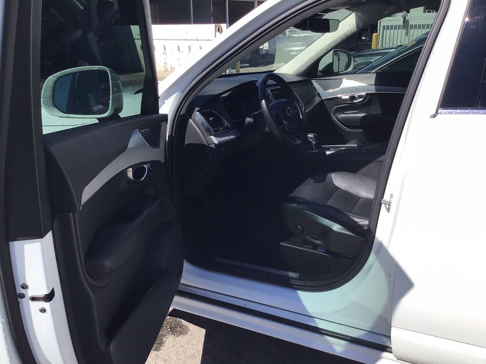 Used 2022 Volvo XC90 T5 Momentum FWD image 5