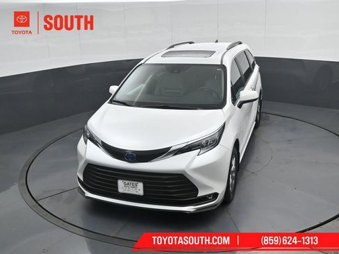 Used 2025 Toyota Sienna XLE FWD image 55