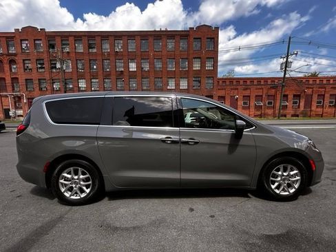 Used 2023 Chrysler Pacifica Touring-L FWD image 7