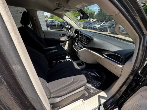 Used 2017 Chrysler Pacifica Touring FWD image 22