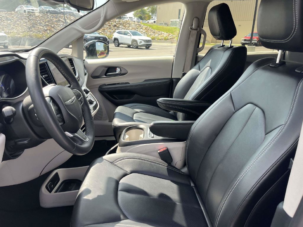 Used 2024 Chrysler Pacifica Touring-L FWD image 17