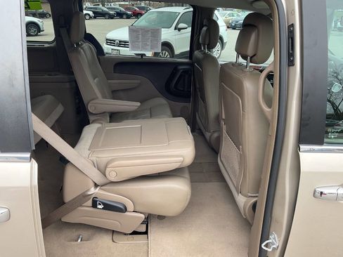 Used 2016 Chrysler Town & Country Touring w/ Driver Convenience Group image 40