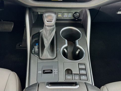 Used 2023 Toyota Highlander Bronze Edition FWD image 40