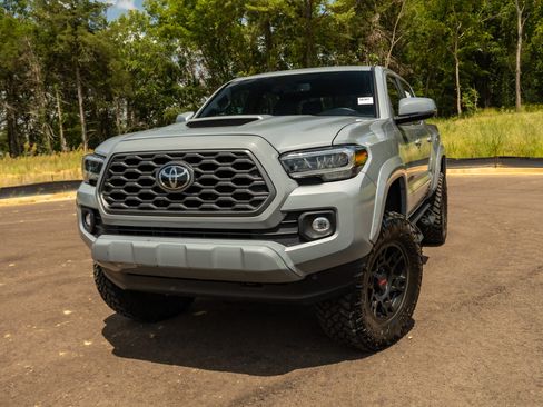 Used 2020 Toyota Tacoma TRD Sport w/ Technology Package RWD image 1