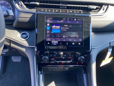 Used 2025 Jeep Grand Cherokee Laredo X w/ Luxury Tech Group I image 7