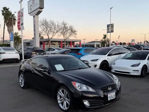 Used 2010 Hyundai Genesis 3.8 image 2